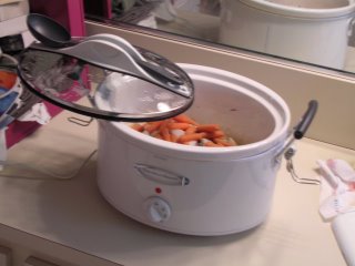 The lid on my new slowcooker can be propped up like this, or it will hang vertically off of the handle too