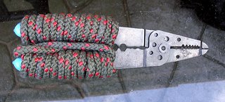 Wire cutters with an extra rope handle grip